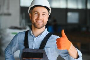 fabriek arbeider. Mens werken Aan de productie lijn. foto