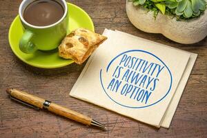positiviteit is altijd een optie - inspirerend herinnering Notitie Aan een servet met koffie, positief manier van denken en houding concept foto