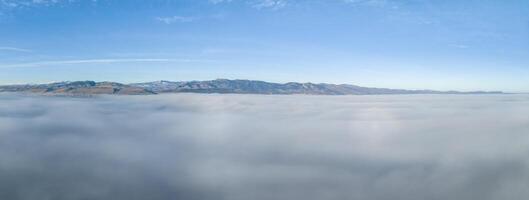 dicht mist aan het bedekken uitlopers van noordelijk Colorado foto