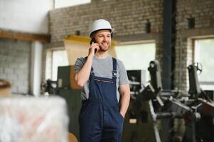 fabriek arbeider. Mens werken Aan de productie lijn. foto