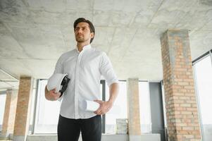 ingenieur technicus aan het kijken team van arbeiders Aan hoog staal platform, ingenieur technicus op zoek omhoog en analyseren een onvoltooid bouw project. foto