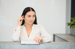 brunette vrouw receptioniste werken in ontvangst van de schoonheid salon. foto