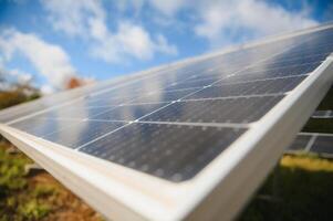 zonnepanelen tegen de diepblauwe lucht foto