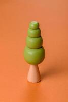 houten model- van een boom met een groen kroon en romp Aan een oranje achtergrond foto