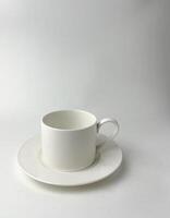 duidelijk wit thee of koffie beker. leeg en schoon drinken ware voorwerp fotografie geïsoleerd Aan verticaal verhouding wit studio achtergrond. foto
