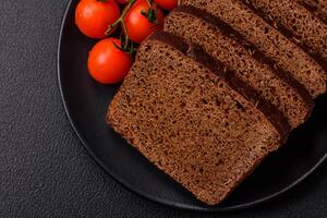 heerlijk bruin brood met zaden en granen besnoeiing in plakjes foto