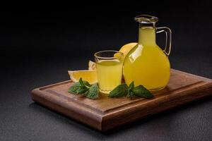 alcoholisch drinken geel limoncello in een klein glas foto