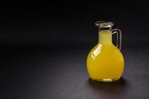 alcoholisch drinken geel limoncello in een klein glas foto