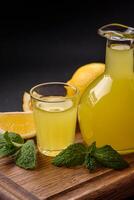 alcoholisch drinken geel limoncello in een klein glas foto