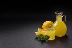 alcoholisch drinken geel limoncello in een klein glas foto