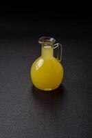 alcoholisch drinken geel limoncello in een klein glas foto