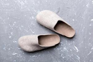 warm winter Dames wollen slippers Aan de vloer. kopiëren ruimte voor tekst foto