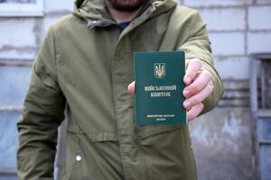 oekraïens leger ID kaart in de handen van een jong jongen. foto
