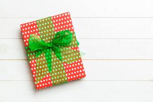 top visie van Kerstmis of andere vakantie handgemaakt Cadeau doos pakket, vlak leggen wit houten achtergrond met kopiëren ruimte. nieuw jaar geschenk doos foto