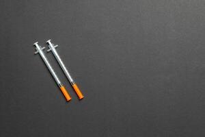 top visie van twee insuline injectiespuit Bij kleurrijk achtergrond met kopiëren ruimte. hoog niveau van glucose concept foto