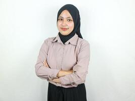 jong Aziatisch moslim vrouw in hoofd sjaal glimlach met armen gekruiste foto