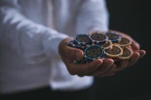 mannetje casino speler Holding een handvol van chips foto