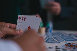 hand- Holding kaarten, poker chips casino achtergrond in concept van het gokken allemaal in foto