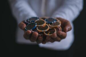 mannetje casino speler Holding een handvol van chips foto
