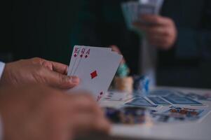 hand- Holding kaarten, poker chips casino achtergrond in concept van het gokken allemaal in foto