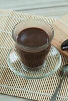americano koffie is geserveerd in een glas foto