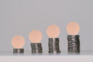 stapelen munten met leeg hout cirkel gebruik voor investering financieel groei en interesseren tarief concept foto