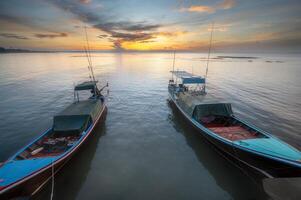 traditioneel lang staart boten met zonsopkomst achtergrond in zuidelijk Thailand foto