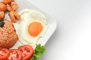 Amerikaans stijl ontbijt gezet, gebakken rijst- met gebakken kip ,worst en groente Aan wit bord foto