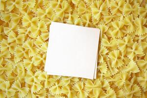 een veel van pasta in de vorm van een vlinder Aan de tafel net zo een achtergrond, textuur. foto