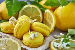 heerlijk macaron met citroen smaak Aan een licht achtergrond foto