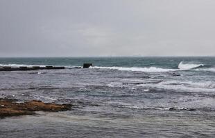 majestueus kust met golven crashen Aan de middellandse Zee pier foto