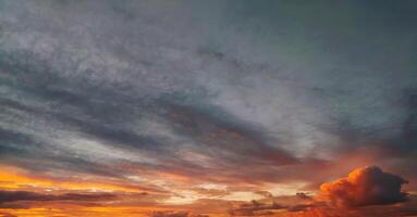 landschap episch donker blauw lucht Bij zonsondergang met oranje wolken. foto