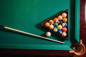 biljart tafel met groen oppervlakte en ballen in de biljart club.zwembad spel foto