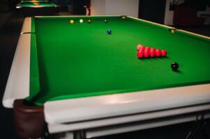 plaatsen snooker ballen Aan een groen biljart tafel foto