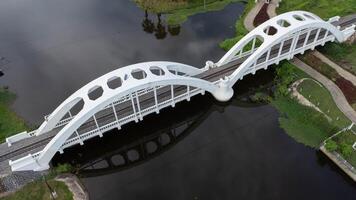 antenne visie van tha chomphu wit brug, lamphun, Thailand. oud spoorweg brug over- rivier- met natuur achtergrond, Woud en groen bergen. toerist attractie mijlpaal. foto