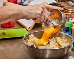 vers ingrediënten voor maken gekookt maïs en tomaat salade met zwaan olie en ui vulling foto