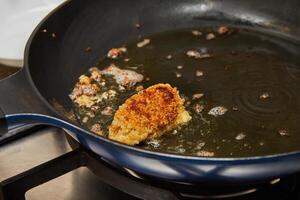 heerlijk zwaan schnitzels wezen gebakken in huis keuken frituren pan foto