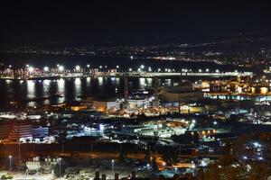 oogverblindend nacht visie van Haifa's haven en prachtig middellandse Zee zee in Israël foto