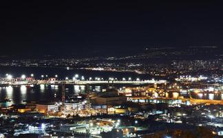 oogverblindend nacht visie van Haifa's haven en prachtig middellandse Zee zee in Israël foto