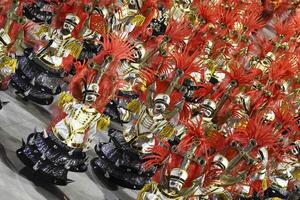 rio, Brazilië, februari 12, 2024, optochten van de samba scholen paraiso Doen tuiuti van de speciaal groep, gedurende de carnaval in de stad van Rio de Janeiro in sapucai straat foto