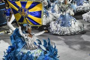 rio, Brazilië, februari 12, 2024, optochten van de samba scholen paraiso Doen tuiuti van de speciaal groep, gedurende de carnaval in de stad van Rio de Janeiro in sapucai straat foto
