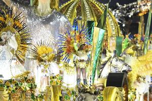 rio, Brazilië, februari 12, 2024, optochten van de samba scholen paraiso Doen tuiuti van de speciaal groep, gedurende de carnaval in de stad van Rio de Janeiro in sapucai straat foto