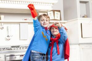 kinderen spelen Bij wezen geweldig held foto