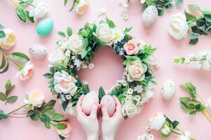 ai gegenereerd vrouw bouwen een lente-thema bloemen krans met Pasen decoraties foto