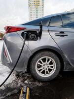 Minsk, Wit-Rusland, februari 09, 2024 - opladen modern elektrisch auto foto