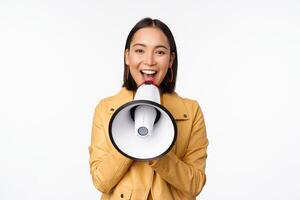 aandacht Aankondiging. beeld van Aziatisch vrouw geschreeuw in megafoon, werving, zoeken mensen, sharing informatie, staand over- wit achtergrond foto