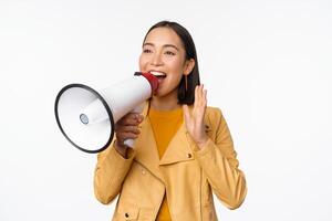 aandacht Aankondiging. beeld van Aziatisch vrouw geschreeuw in megafoon, werving, zoeken mensen, sharing informatie, staand over- wit achtergrond foto