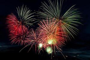 kleurrijk vuurwerk Aan zwart achtergrond. viering en vakantie concept. onafhankelijkheid dag 4e van juli, nieuw jaar, festival. helder explosies van lichten in lucht. foto