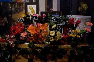 batu - Indonesië, oktober 10, 2023. selectief focus van bloemisten in Italië Bij nacht. foto