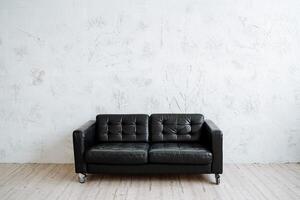 perfect zwart leer sofa in een minimalistische stijl. modern meubilair, gemak en comfort foto